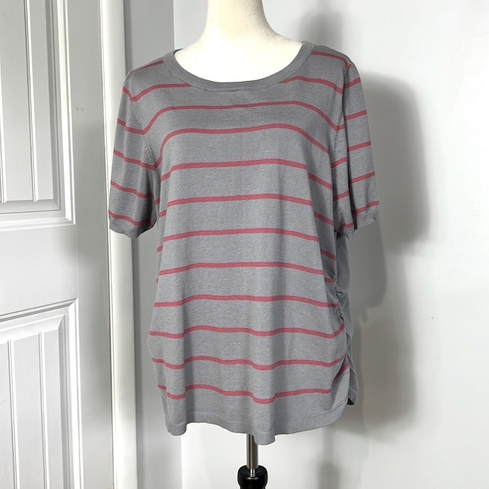LANE BRYANT OUTLET SWEATER SZ 22/24 GRAY PINK STRIPE RUCHED SIDES SHORT SLEEVE